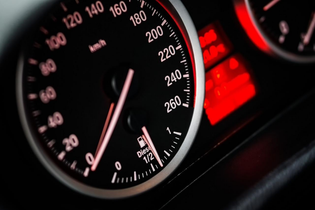 Comprendre l’indice de vitesse et de charge pour les pneus de voiture